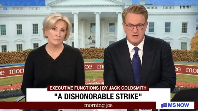 'Morning Joe' critica Pete Hegseth por preocupações com crimes de guerra e chama ataques de barcos como uma violação do direito internacional | Vídeo
