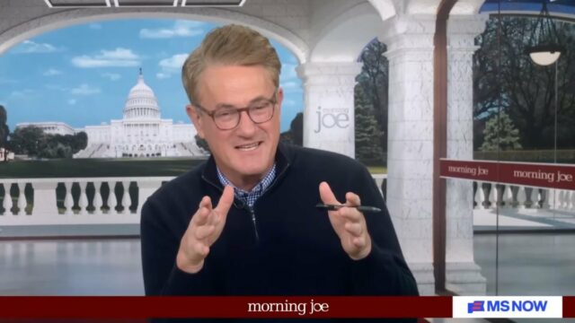 'Morning Joe' verifica a origem dos bônus militares de Trump: 'Morning Joe' verifica a origem dos bônus militares de Trump: 'muito legal, exceto que não é verdade' | Vídeo