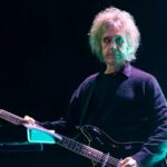 Perry Bamonte do The Cure se apresenta em 2023.