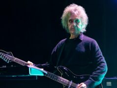 Morre guitarrista e tecladista do The Cure, aos 65 anos Perry Bamonte do The Cure se apresenta em 2023.