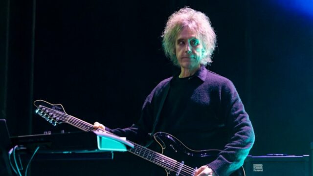 Perry Bamonte do The Cure se apresenta em 2023.