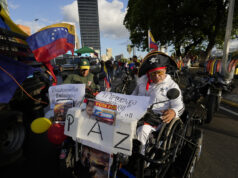 Motociclistas piratas cruzam Caracas para protestar contra Trump Motociclistas piratas cruzam Caracas para protestar contra Trump