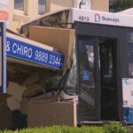 Um ônibus bateu na lateral de um centro médico após uma colisão com um carro no noroeste de Sydney.