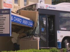 Motorista de ônibus ‘milagroso’ sobreviveu ao acidente com centro médico Um ônibus bateu na lateral de um centro médico após uma colisão com um carro no noroeste de Sydney.