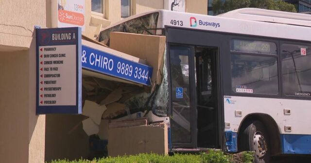 Um ônibus bateu na lateral de um centro médico após uma colisão com um carro no noroeste de Sydney.