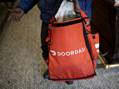 Motorista do DoorDash enfrenta acusações criminais após supostamente pulverizar a comida dos clientes doordash thermal bag