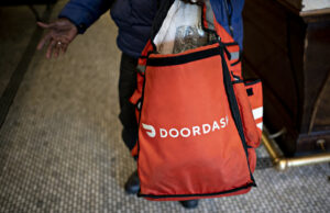 Motorista do DoorDash enfrenta acusações criminais após supostamente pulverizar a comida dos clientes doordash thermal bag
