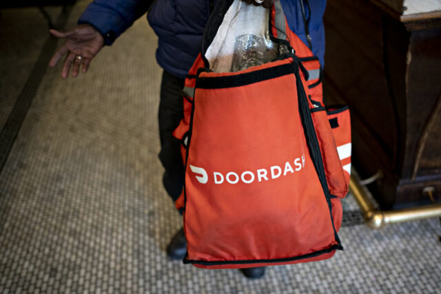 Motorista do DoorDash enfrenta acusações criminais após supostamente pulverizar a doordash thermal bag