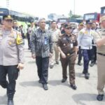 Motoristas de ônibus no Terminal Priok fazem exames de saúde e exames de urina para prevenir acidentes durante o Natal, resultados ...