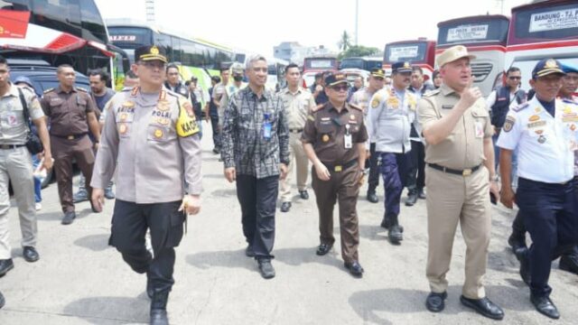 Motoristas de ônibus no Terminal Priok fazem exames de saúde Motoristas de ônibus no Terminal Priok fazem exames de saúde e exames de urina para prevenir acidentes durante o Natal, resultados ...