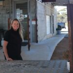 Muitas opções de acomodação na pequena cidade com a famosa rocha