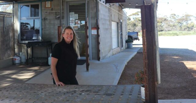 Muitas opções de acomodação na pequena cidade com a famosa rocha
