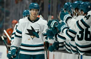 Mukhamadullin dos Sharks será arranhado novamente. Qual é um plano possível para ele? Mukhamadullin dos Sharks será arranhado novamente. Qual é um plano possível para ele?