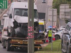 Mulher acusada após dramática perseguição policial no oeste de Sydney A van foi rebocada do local após a prisão.