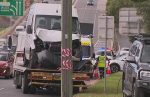 Mulher acusada após dramática perseguição policial no oeste de Sydney A van foi rebocada do local após a prisão.