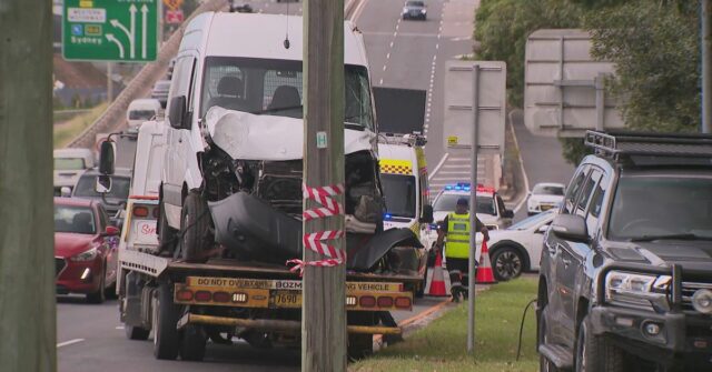 Mulher acusada após dramática perseguição policial no oeste de Sydney A van foi rebocada do local após a prisão.