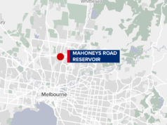 Mulher ameaçada com faca por chaves de carro em estacionamento de delegacia Mulher ameaçada com faca por chaves de carro em estacionamento de delegacia