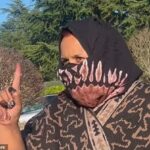 Uma mulher que usava lenço na cabeça repreendeu um jornalista por perguntar se ela administrava uma creche em sua casa em Washington