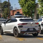 Mulher de Los Angeles descobre homem escondido no porta-malas da Waymo