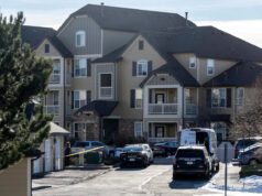 Mulher do Colorado suspeita de matar 2 de seus filhos é extraditada do Reino Unido Yahoo news home