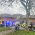 A polícia de Merseyside correu para o Newton Community Hospital (foto) em Newton-Le-Willows, Merseyside, esta tarde. Um homem, originário do Afeganistão, foi preso sob suspeita de cinco acusações de ferir com dolo, briga e dano criminal