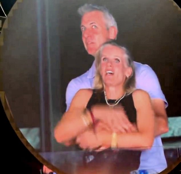 Mulher flagrada na câmera do beijo do Coldplay com seu Kristin Cabot e o ex-CEO da Astronomer Andy Byron foram pegos em um abraço íntimo durante o show do Coldplay em Boston em 16 de julho.