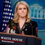 Um manifestante é detido enquanto membros da Alfândega e Proteção de Fronteiras dos EUA realizam batidas nas ruas de Charlotte, Carolina do Norte