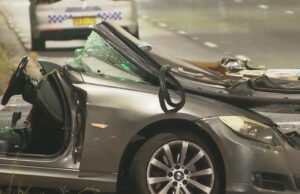 Mulher luta pela vida após acidente envolvendo ute roubado em perseguição policial Três mulheres ficaram feridas, uma delas gravemente após o acidente em Liverpool, no sudoeste de Sydney.