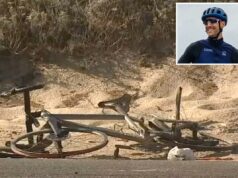 Mulher que consumia drogas morreu enquanto andava de bicicleta, diz promotor Detritos, incluindo uma bicicleta mutilada, no acostamento de uma estrada próxima a um banco de areia com mato seco.