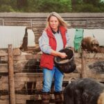 Uma rica magnata de uma empresa de salsichas está processando sua ex-amiga em quase meio milhão de libras após uma briga por causa de um bangalô que compraram juntos para reformar e vender com lucro. Tracy Mackness (foto) entrou no empreendimento imobiliário com Maria Chilton quando investiram em um bangalô de dois quartos em Battle, East Sussex, seis anos atrás