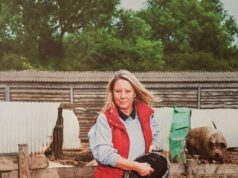 Mulher que fez fortuna vendendo salsichas depois de cumprir dez anos de prisão por conspiração de cannabis agora está processando seu ex-melhor amigo em £ 500.000 após briga explosiva em bangalôs Uma rica magnata de uma empresa de salsichas está processando sua ex-amiga em quase meio milhão de libras após uma briga por causa de um bangalô que compraram juntos para reformar e vender com lucro. Tracy Mackness (foto) entrou no empreendimento imobiliário com Maria Chilton quando investiram em um bangalô de dois quartos em Battle, East Sussex, seis anos atrás