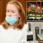 Kerri Aherne, a suposta agressora, no tribunal vestindo um moletom cinza claro e máscara azul.