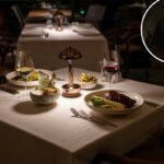 Jantar elegante em uma mesa de restaurante chique.