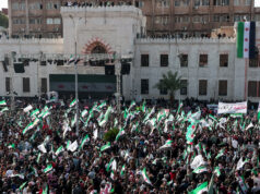 Multidões se reúnem em Hama, na Síria, para comemorar um ano de libertação Multidões se reúnem em Hama, na Síria, para comemorar um ano de libertação