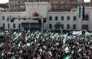 Multidões se reúnem em Hama, na Síria, para comemorar um ano de libertação Multidões se reúnem em Hama, na Síria, para comemorar um ano de libertação