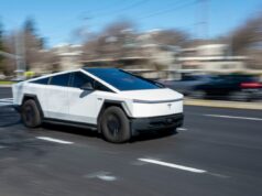 Musk diz que o novo software Tesla permite enviar mensagens de texto e dirigir, o que é ilegal na maioria dos estados Musk diz que o novo software Tesla permite enviar mensagens de texto e dirigir, o que é ilegal na maioria dos estados