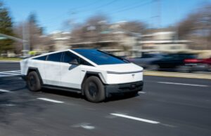 Musk diz que o novo software Tesla permite enviar mensagens de texto e dirigir, o que é ilegal na maioria dos estados Musk diz que o novo software Tesla permite enviar mensagens de texto e dirigir, o que é ilegal na maioria dos estados