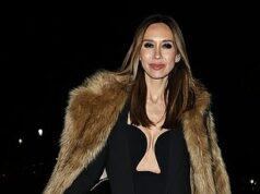 Myleene Klass impressiona com um top atrevido e um casaco de pele chique enquanto se junta à glamorosa Susanna Reid na festa de Natal de Piers Morgan Myleene Klass chamou a atenção com um top profundo e um casaco de pele chique na festa de Natal de Piers Morgan na noite de sexta-feira