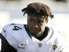 Myles Jack saiu da janela do segundo andar durante prisão com arma de fogo em cena bizarra Myles Jack, então do Jacksonville Jaguars, assiste durante o segundo quarto contra o Seattle Seahawks no Lumen Field em 31 de outubro de 2021 em Seattle, Washington.