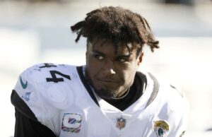 Myles Jack saiu da janela do segundo andar durante prisão com arma de fogo em cena bizarra Myles Jack, então do Jacksonville Jaguars, assiste durante o segundo quarto contra o Seattle Seahawks no Lumen Field em 31 de outubro de 2021 em Seattle, Washington.