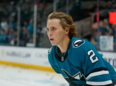NHL agirá após alguns jogadores de Sharks e Senators violarem a regra do capacete NHL agirá após alguns jogadores de Sharks e Senators violarem a regra do capacete
