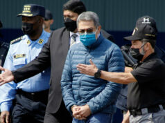 Nada diz ‘duro com as drogas’ como Trump perdoando um traficante Desenho animado de Mike Luckovich