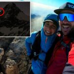 Kerstin Gurtner e Thomas Plamberger tirando uma selfie no pico de uma montanha.