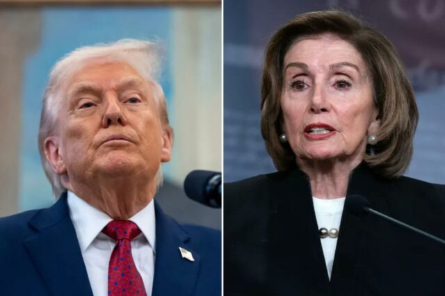 Nancy Pelosi falando em entrevista coletiva, com a mão direita levantada e o dedo indicador apontando para cima.