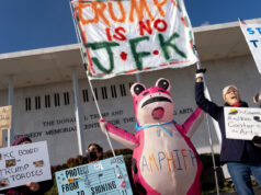 Não é brincadeira! Escritor de comédia captura sites do ‘Trump Kennedy Center’ Lonas são instaladas em frente à placa do Kennedy Center na sexta-feira, 19 de dezembro de 2025, em Washington. (Foto AP/Mark Schiefelbein)