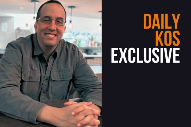 Não é motivo de riso: imitador de Trump lança candidatura A democrata Mikie Sherrill acena antes do primeiro debate para governador das eleições gerais com Jack Ciattarelli, domingo, 21 de setembro de 2025, em Lawrenceville, NJ (AP Photo/Noah K. Murray)