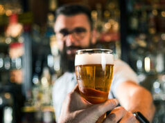 ‘Não estamos recuando’: proprietário do Pro-ICE Idaho Saloon, implacável com ameaças violentas 'Não estamos recuando': proprietário do Pro-ICE Idaho Saloon, implacável com ameaças violentas