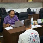 Não fazendo filmes pornográficos, Bonnie Blue, presa pela polícia de Bali, libertada