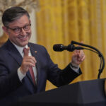 O candidato republicano Matt Van Epps fala aos apoiadores em uma festa após anunciar a vitória em uma eleição especial para o sétimo distrito congressional dos EUA, terça-feira, 2 de dezembro de 2025, em Nashville, Tennessee.