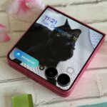 Dobradiça do Galaxy Z Flip 7 exibida contra a neve